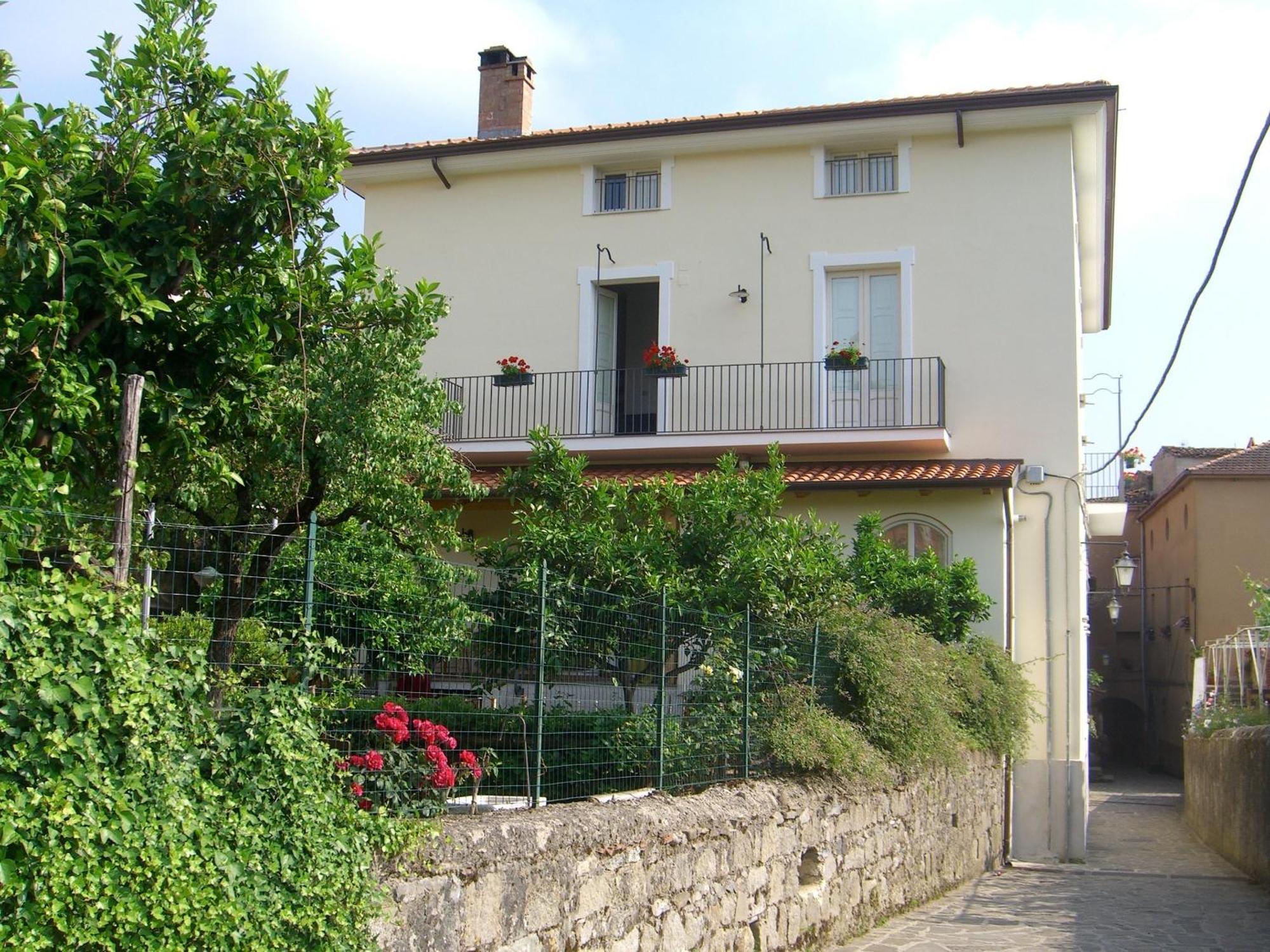 Spacious Apartment In Ceraso With Mountain View Exterior photo